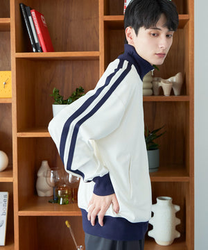 オフホワイト モデル：177cm F着用