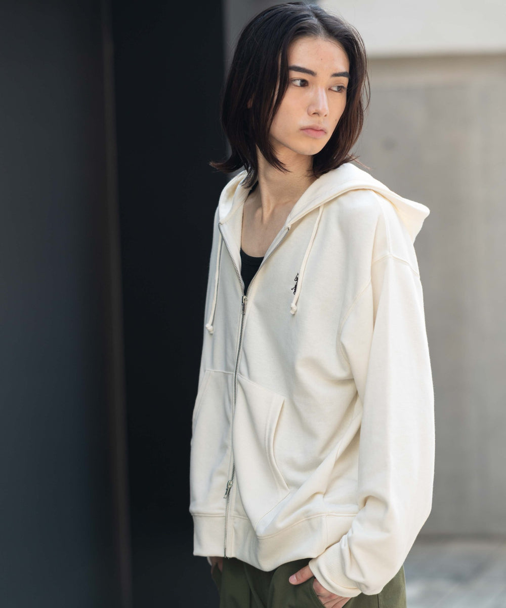 オフホワイト モデル：175cm M着用