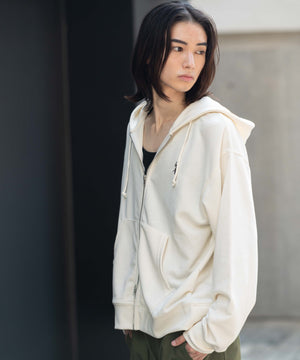 オフホワイト モデル：175cm M着用