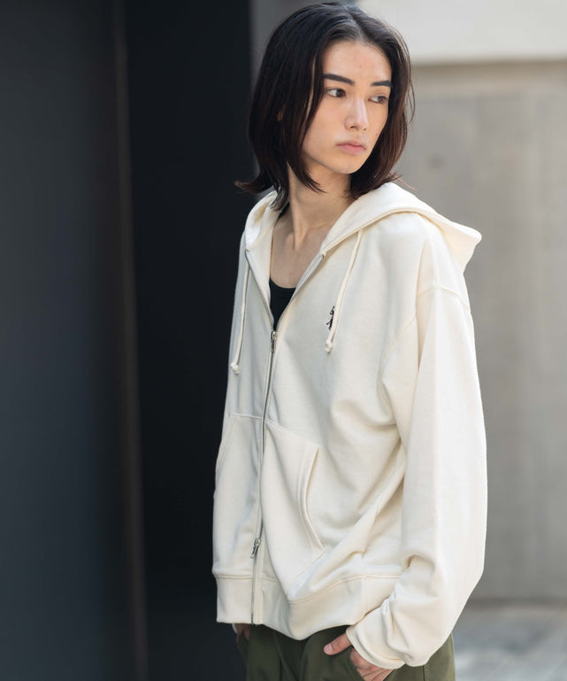 オフホワイト モデル：175cm M着用