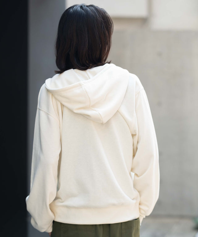 オフホワイト モデル：175cm M着用