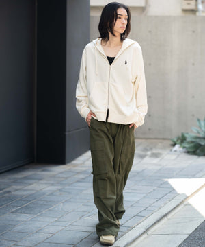 オフホワイト モデル：175cm M着用