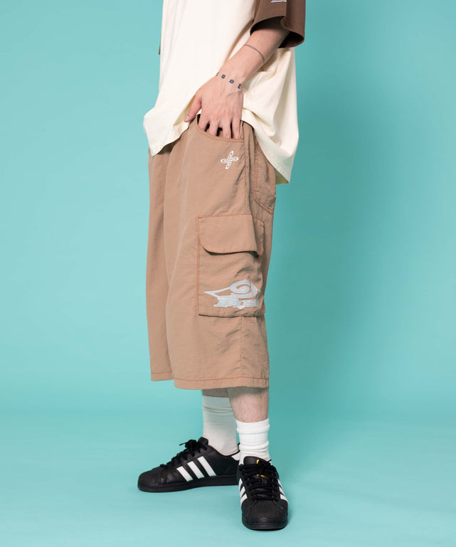 ベージュ　モデル:175cm L着用