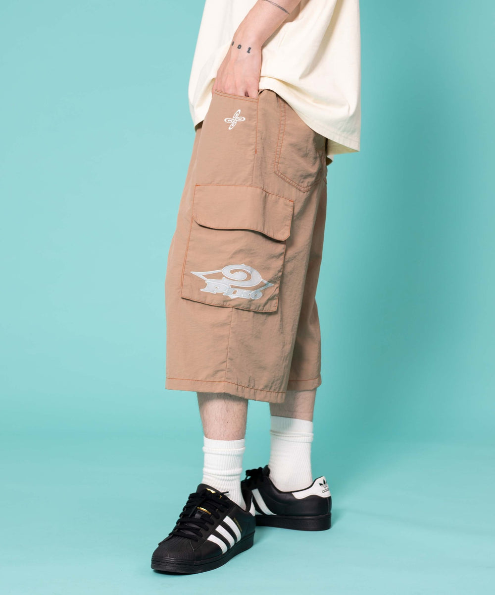 ベージュ　モデル:175cm L着用