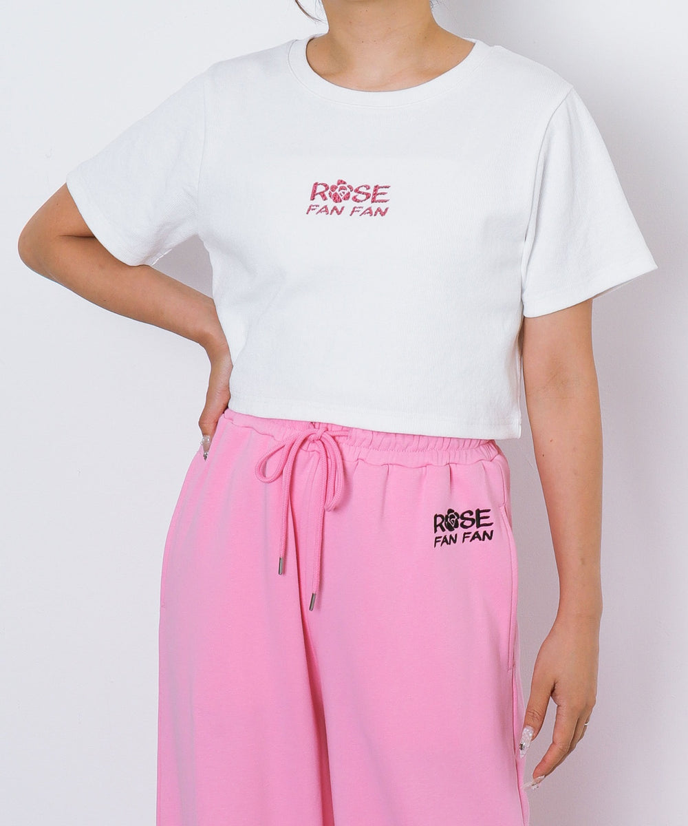 ホワイト　モデル：155cm Fサイズ着用