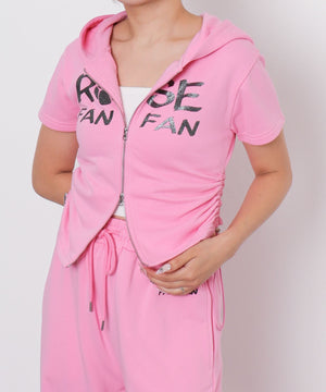 ピンク　モデル：155cm Fサイズ着用