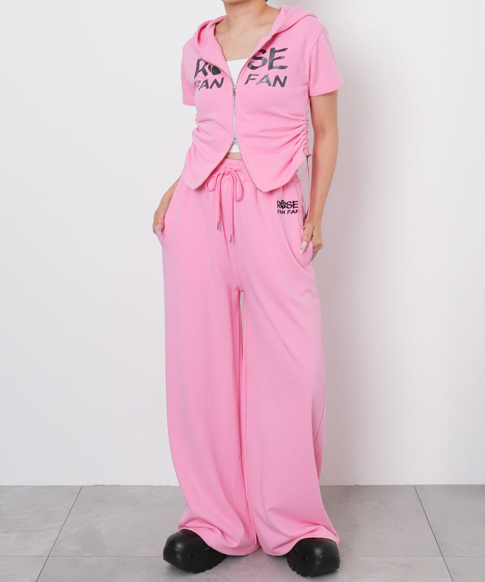 ピンク　モデル：155cm Fサイズ着用