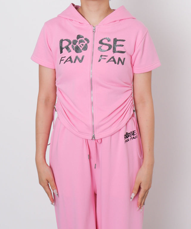 ピンク　モデル：155cm Fサイズ着用