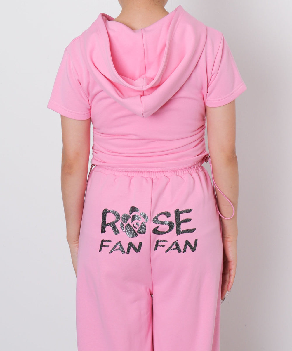 ピンク　モデル：155cm Fサイズ着用