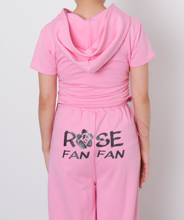 ピンク　モデル：155cm Fサイズ着用