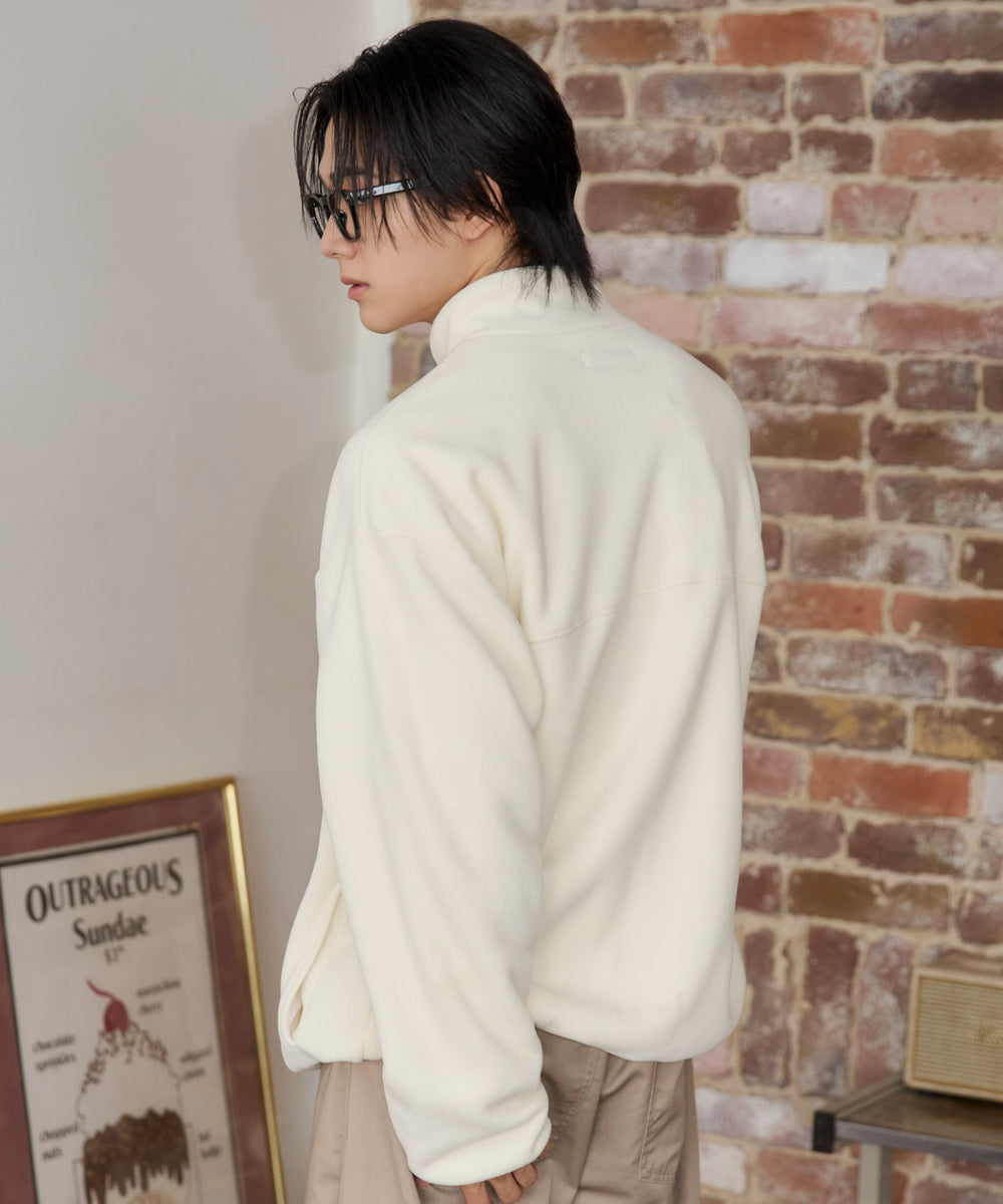 ホワイトアイボリー モデル：175cm L着用