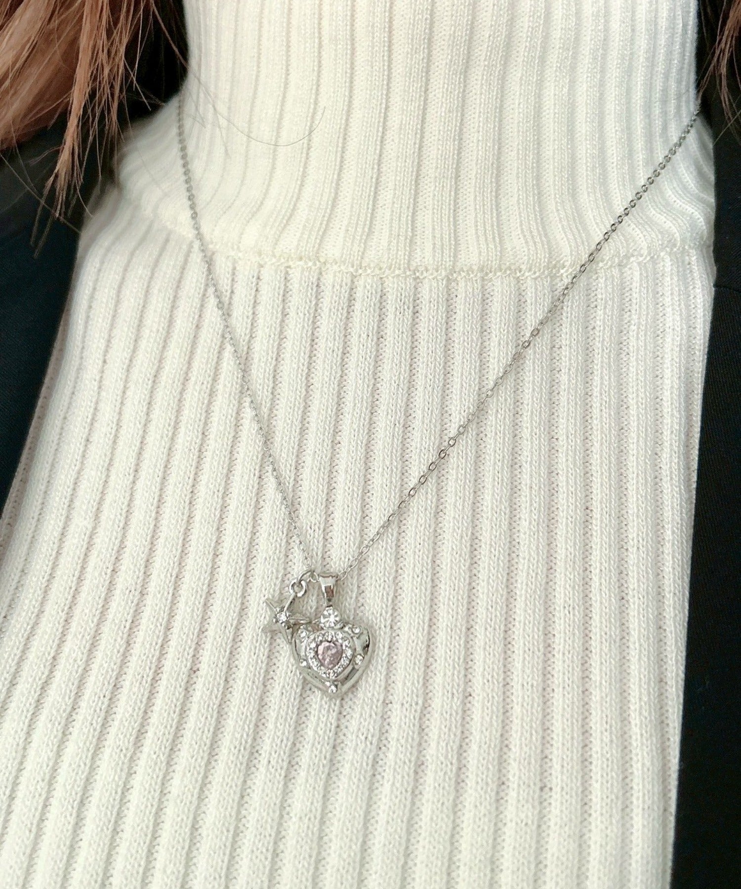 タグ付き♡GOLDS♡ハートチャーム＆ダブルジッパー♡チョーカー付きトップス♡白 白い恋人パーク | 😋 【白い恋人パーク ディップチュロス】 ⁡ 4月に トップス