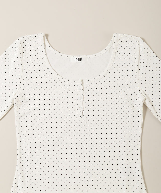 ヘムフリルドットヘンリーネックトップス