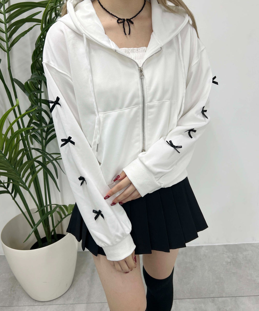 ホワイト モデル：160㎝ F着用