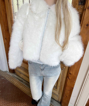 ホワイト モデル：160㎝ F着用