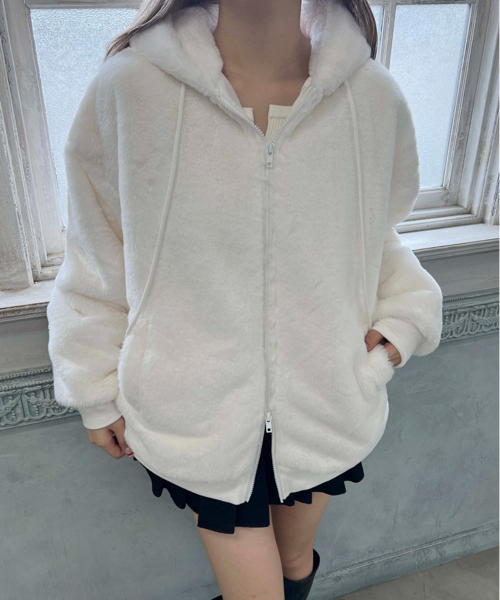 ホワイト モデル：160㎝ F着用