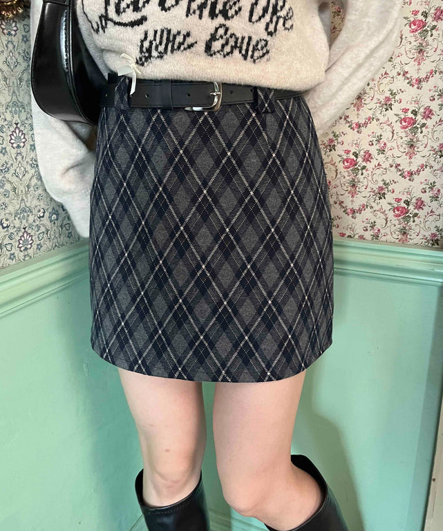 ベルトツキチェック台形スカート/ネイビー モデル：160㎝ F着用