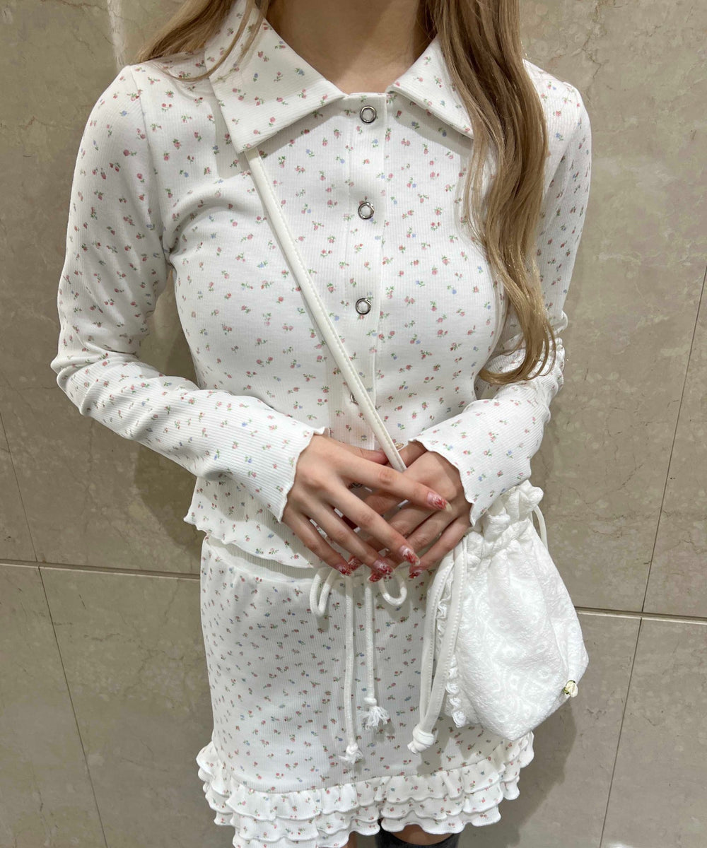 ホワイト モデル：160㎝ F着用