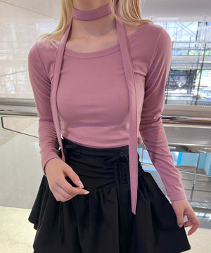 チョーカー付きトップス