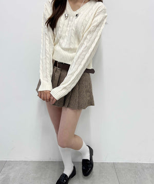 Vネックケーブルニット