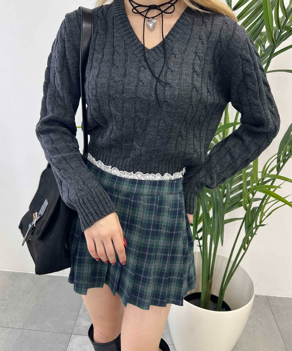 Vネックケーブルニット