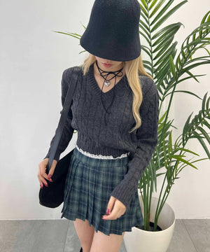 Vネックケーブルニット