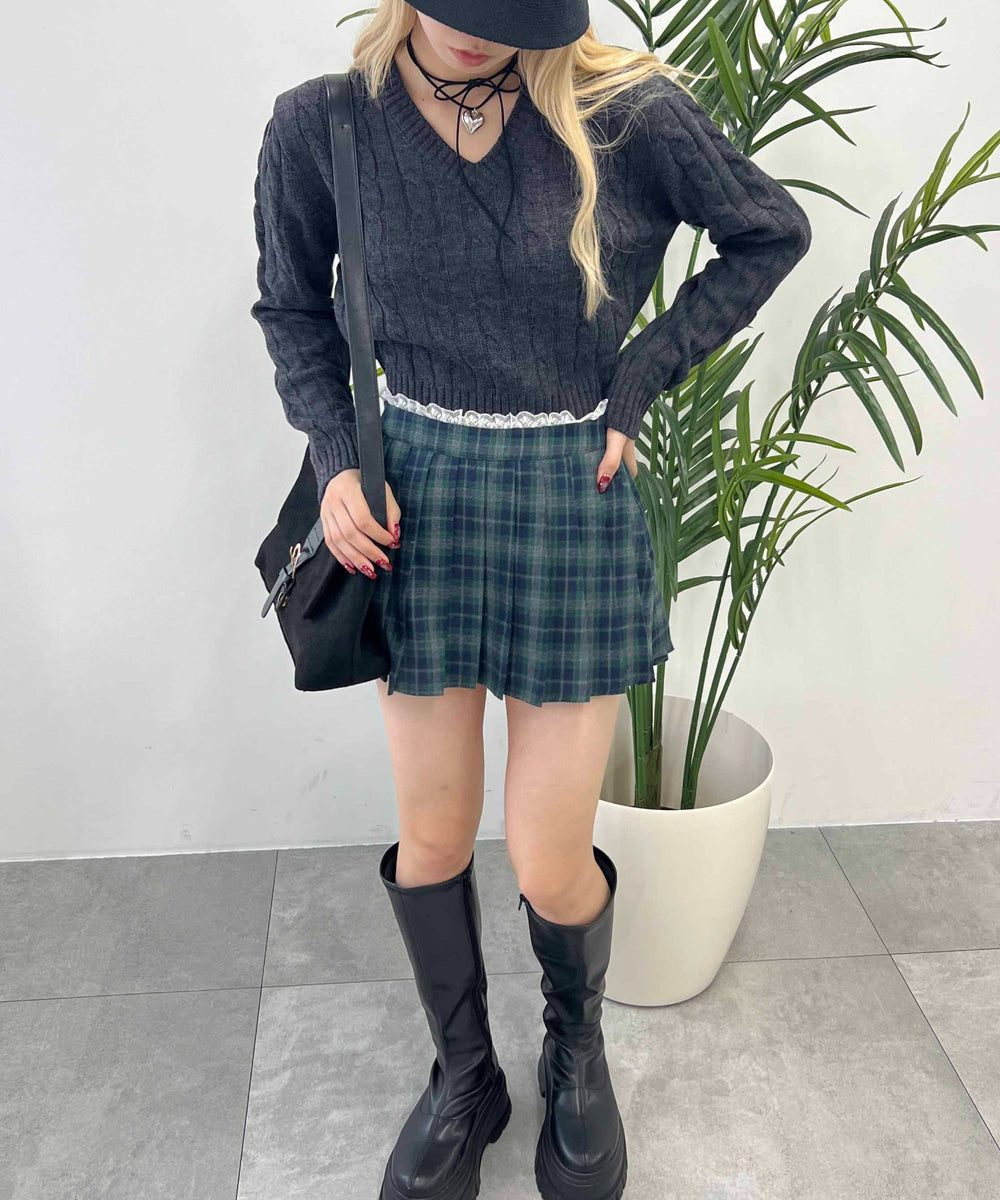 Vネックケーブルニット