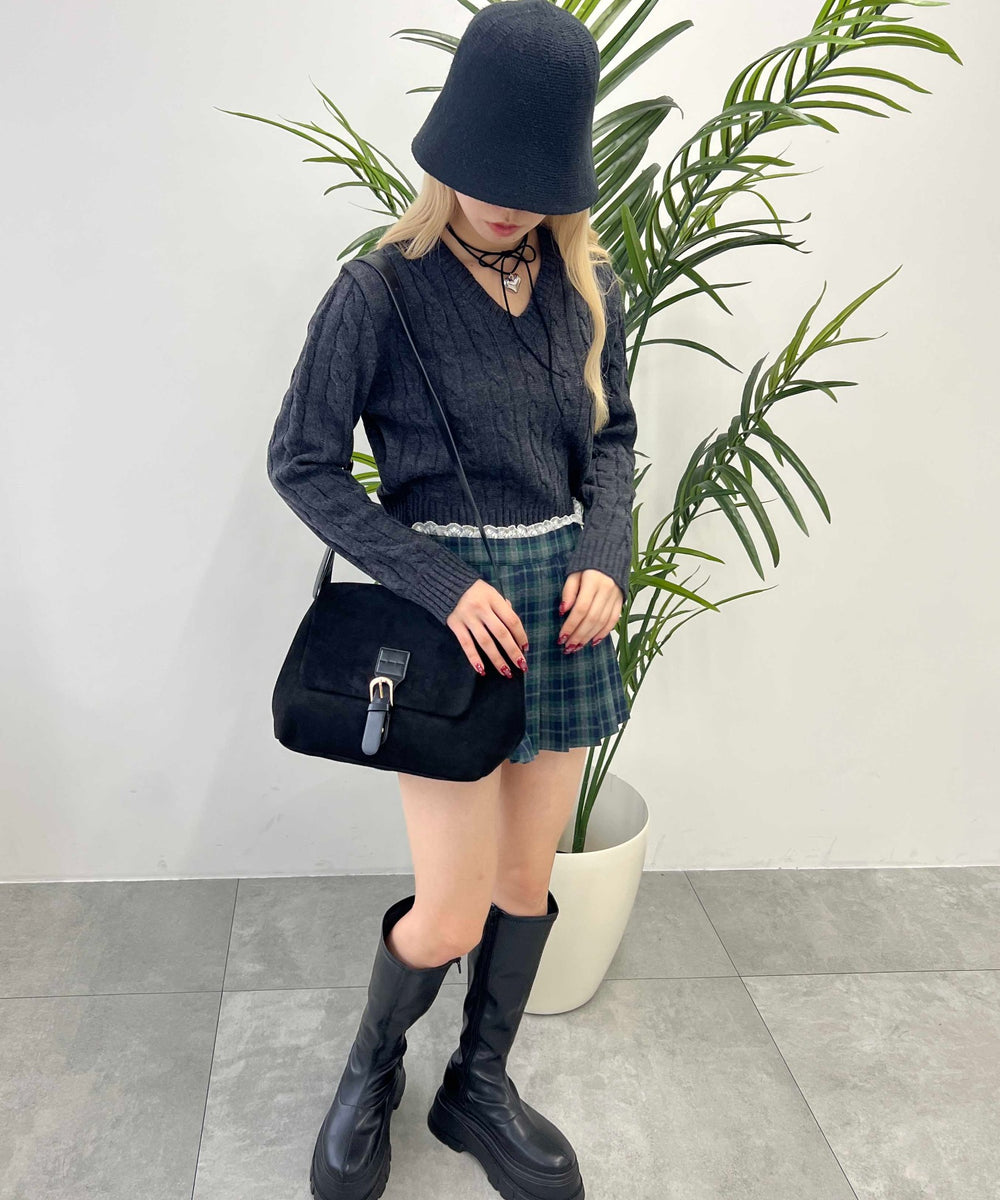 Vネックケーブルニット