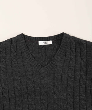 Vネックケーブルニット