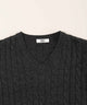 Vネックケーブルニット
