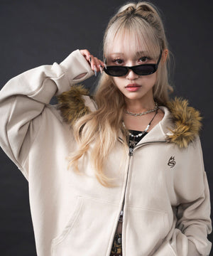 ベージュ モデル：160cm L着用