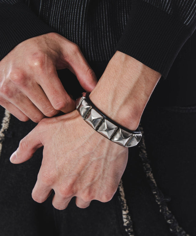 Mピラミッドスタッズブレス/ブラック