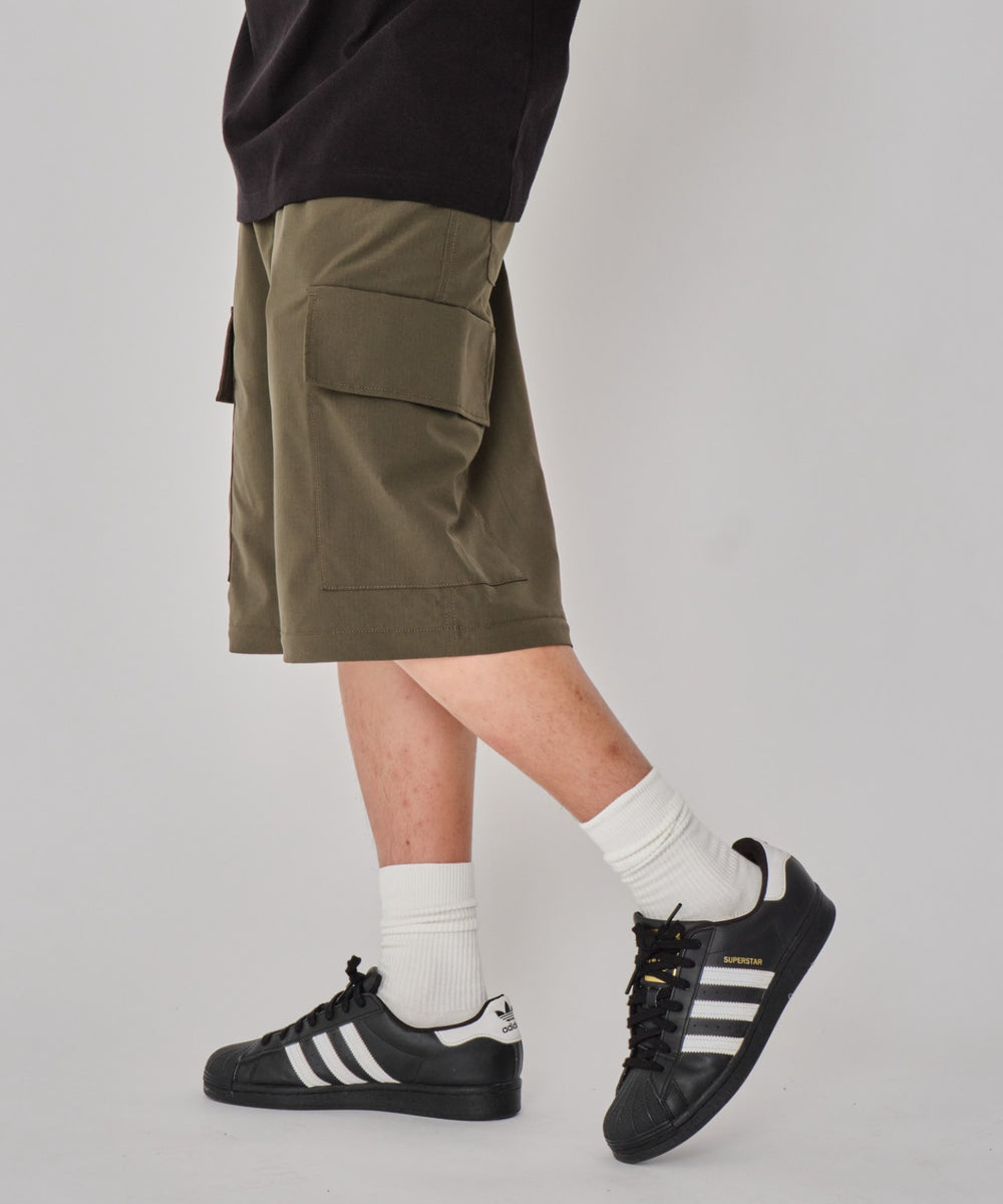 カーキ モデル：178cm L着用