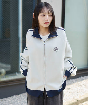 ホワイト　モデル：159cm L着用