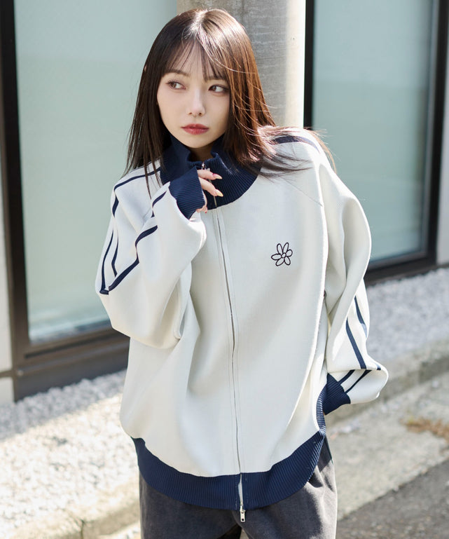 ホワイト　モデル：159cm L着用