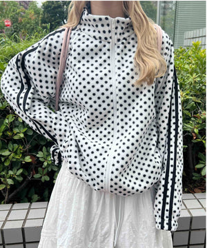 ホワイト モデル：160㎝ F着用