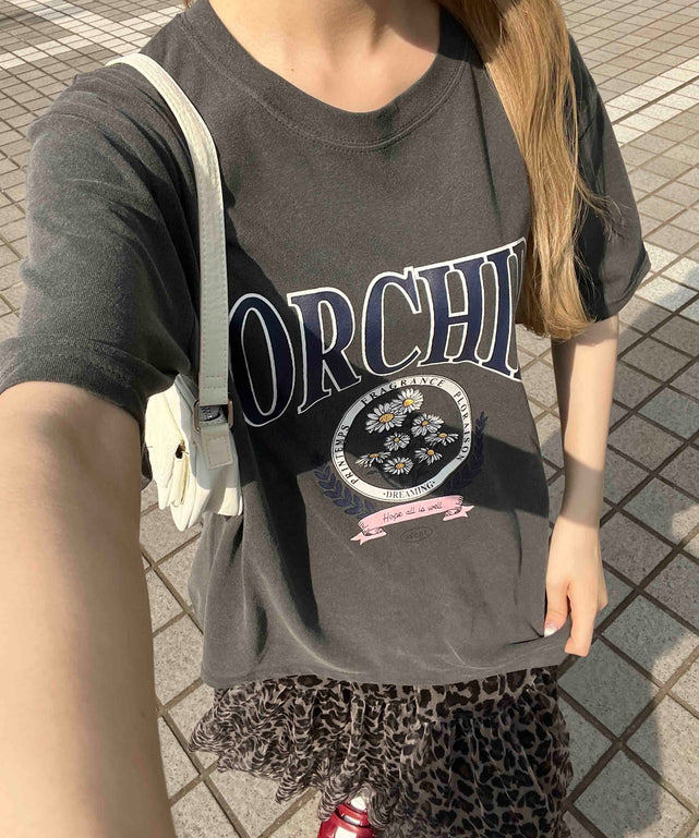 フラワーカレッジTシャツ/チャコール モデル：160㎝ F着用