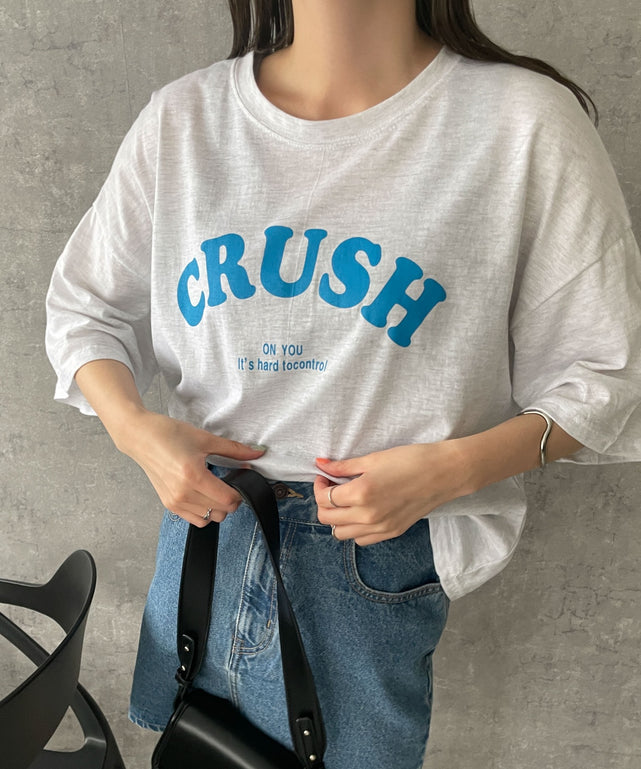 CRUSH　Tシャツ【一部店舗限定】/ホワイト 　モデル:155cm F着用