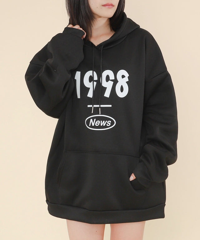 1998ロゴプリントパーカー/ブラック モデル：147cm F着用