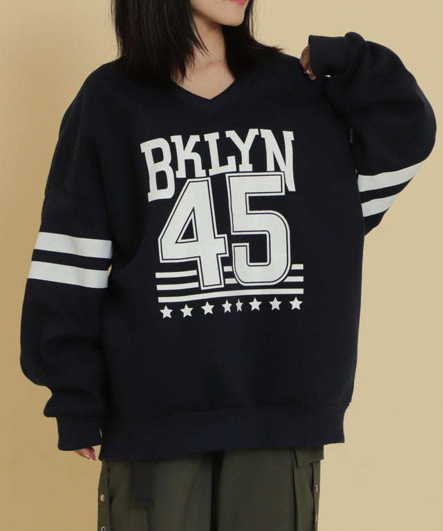BKLYNナンバービッグスウェット/ネイビー モデル：147cm F着用