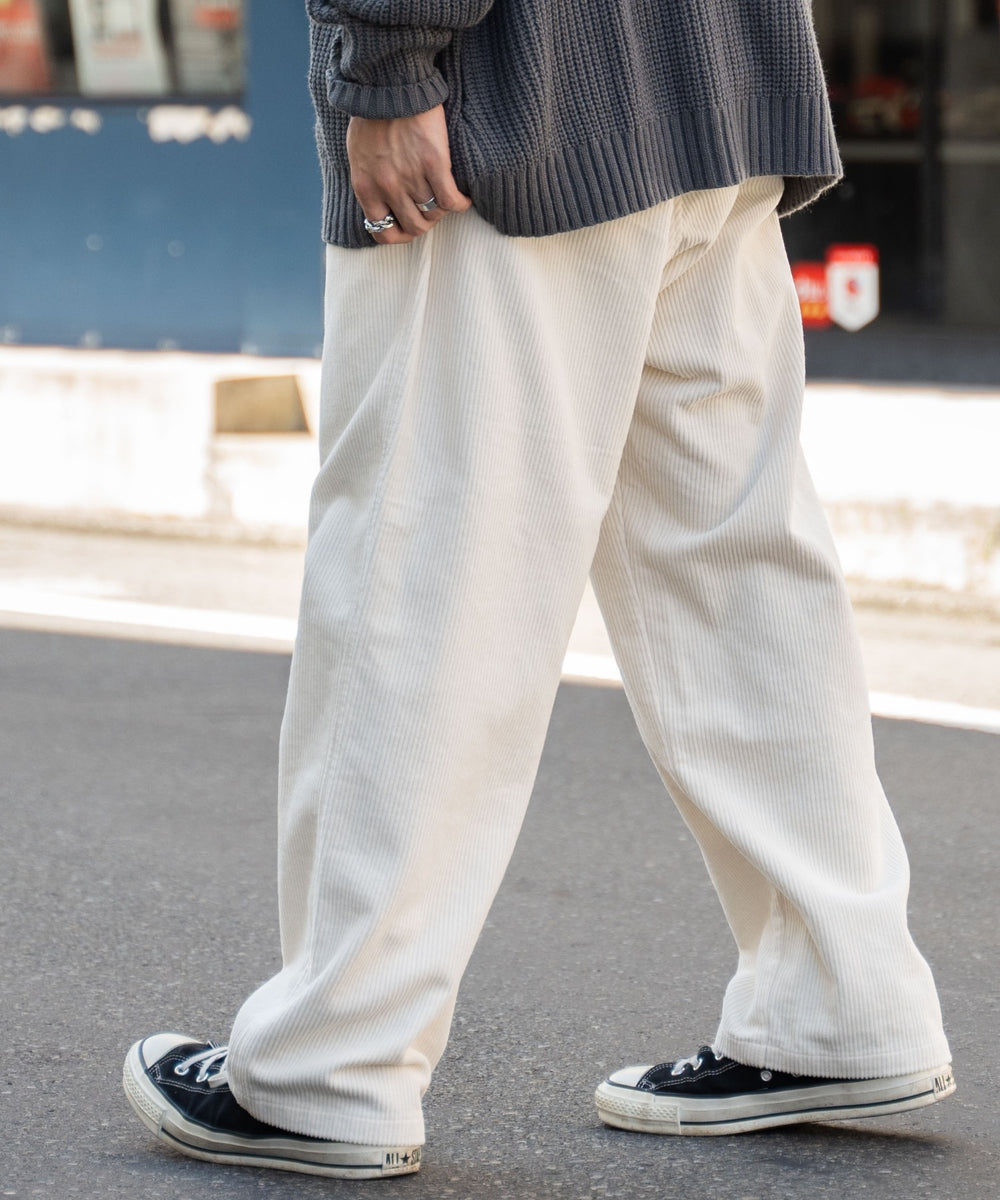 ホワイトアイボリー モデル : 175cm L着用