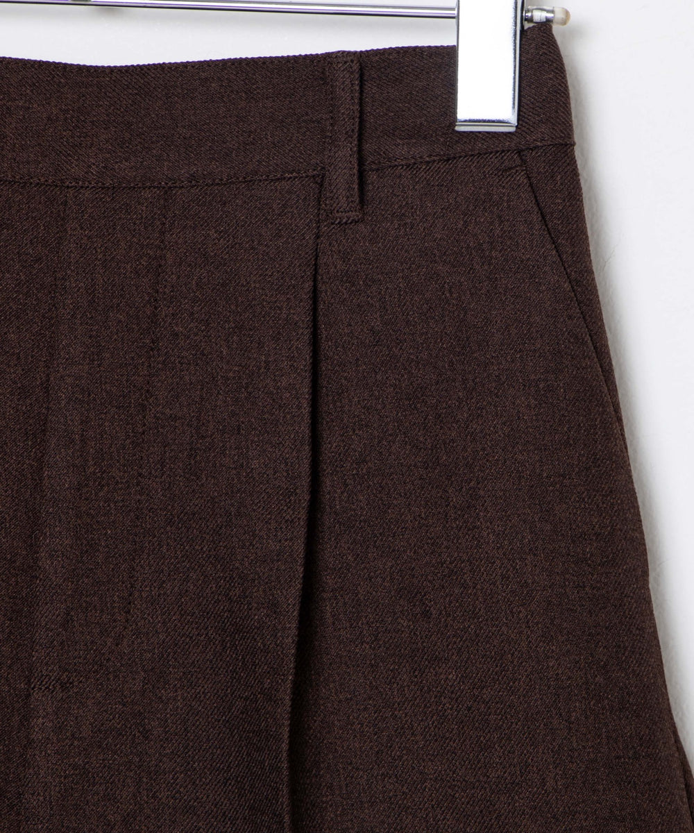 タックショートパンツ