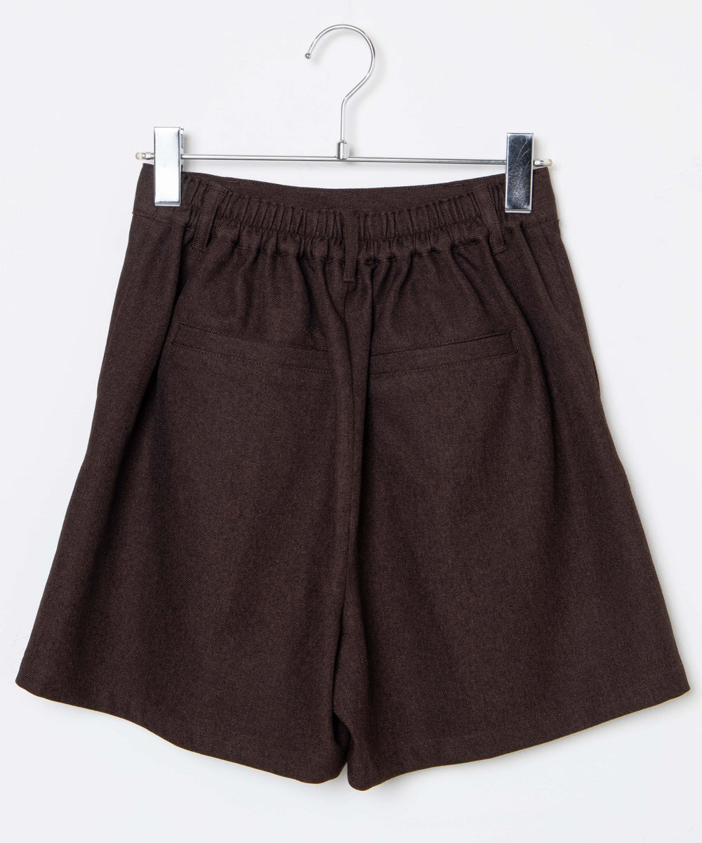 タックショートパンツ