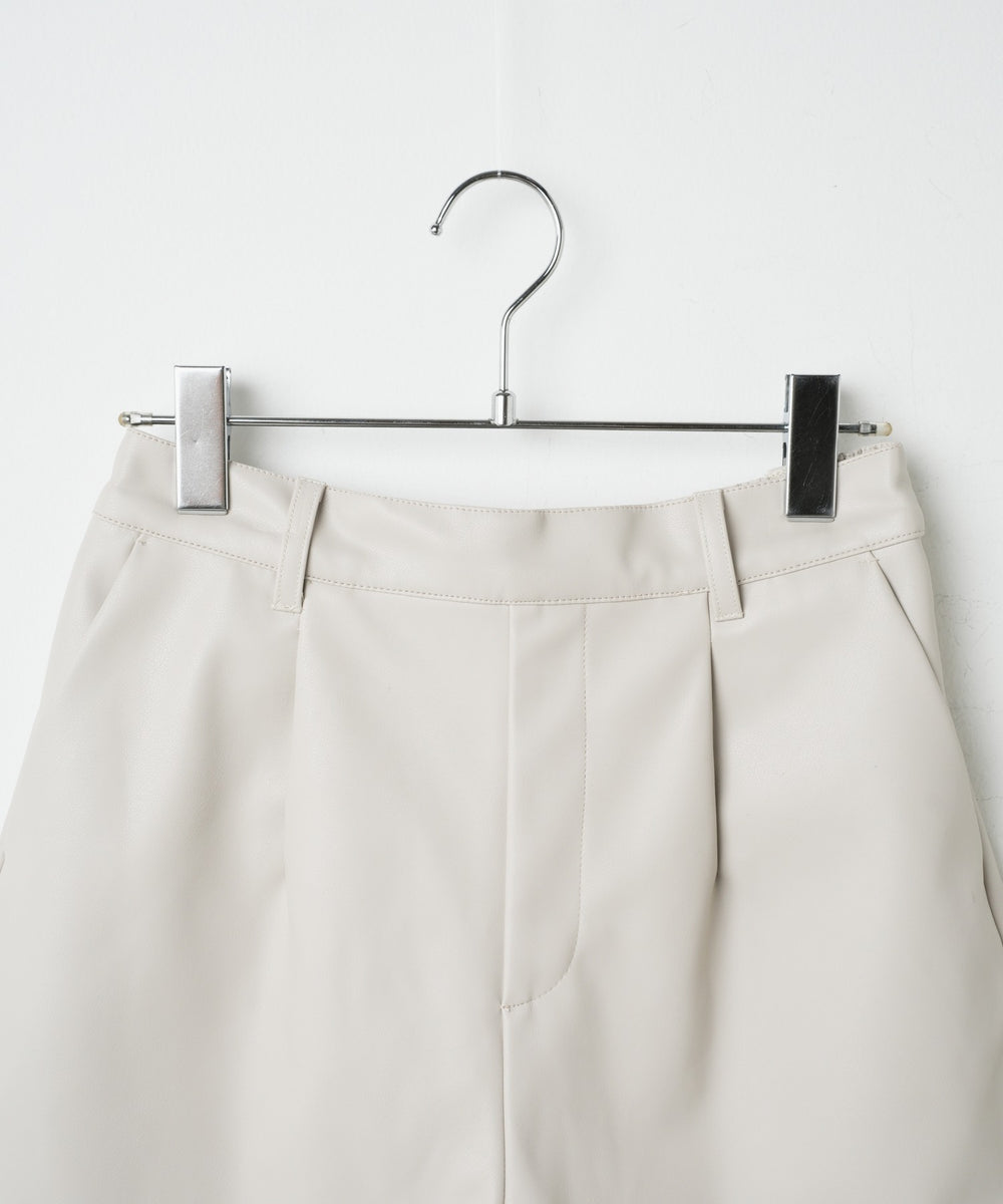 合皮タックショートパンツ