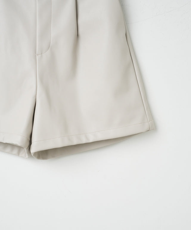 合皮タックショートパンツ