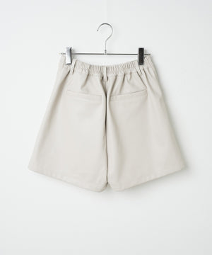 合皮タックショートパンツ