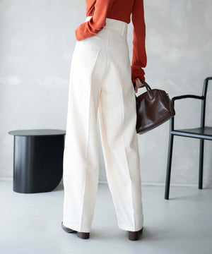 ホワイトアイボリー　モデル：161㎝ L着用