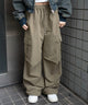 イージーパラシュートカーゴパンツ/オリーブ　モデル：159cm M着用