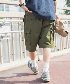 カーキ モデル：174cm L着用