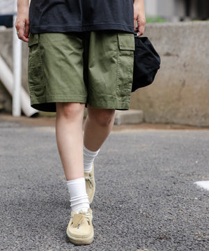 カーキ モデル：166cm L着用